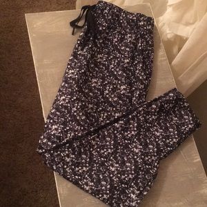 Lululemon Sz 4 Capri joggers. Blck/white stretchy